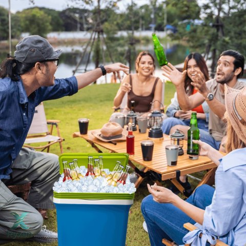 Lodówka turystyczna 22,5L KAMAI FIESTA na wkłady mrożące, błękitna z zieloną pokrywą i uchwytem Giostyle