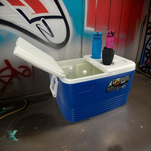 Lodówka turystyczna 60L Kamai Coolbox na wkłady mrożące, niebieska z miejscem na butelki na pokrywie Cegeco