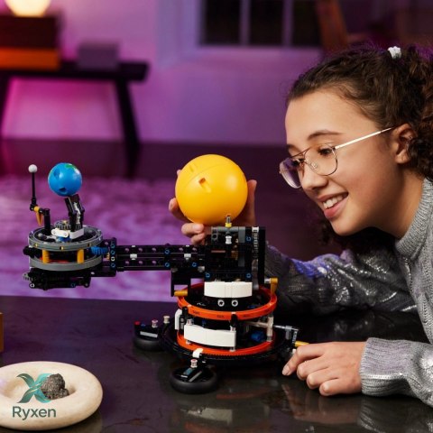 Klocki technic 42179 planeta ziemia i księżyc na orbicie LEGO