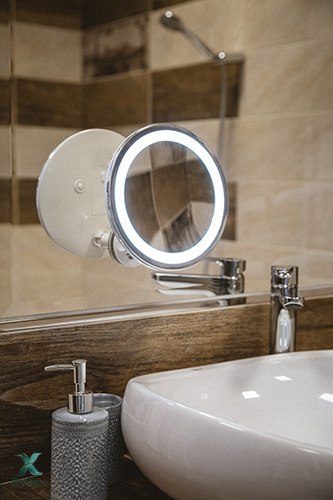 AD 2168 Lusterko led łazienkowe, 5x powiększenie, 24 diody led, regulacja natężenia światła ADLER