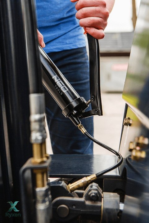 Smarownica dźwigniowa 400 cm3 z wężykiem 8 x 300 mm (10000Psi) NEO TOOLS